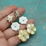 Длинные серьги с цветами из перламутра