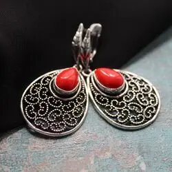 Эффектные серьги из красного коралла