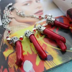 Серебряное ожерелье из натурального коралла и граната