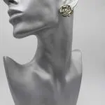 Эффектные серьги клипсы розочка из резного гелиотиса