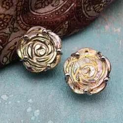Серьги гвоздики из резного гелиотиса
