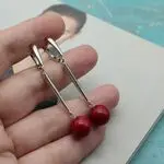 Стильные серьги с красными камнями - красный коралл