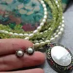 Комплект украшений из жемчуга, перламутра и хризолита