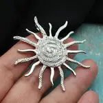 брошь в виде солнца