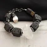 Браслет с крупными камнями - горный хрусталь, лава