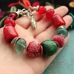 Браслет из зеленой бирюзы и коралла