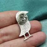 Стильная брошь ворона