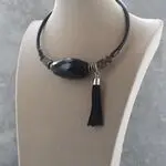 Стильное колье с кистью из замши