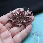 Брошь с красными камнями