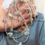 Ожерелье из серого халцедона и агата