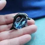 Брошь с крупным кристаллом 