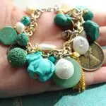 Браслет из винтажных монет , белого жемчуга барокко