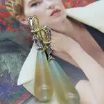Стильные серьги с халцедоном