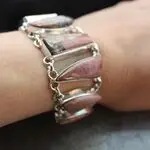 Широкий браслет с натуральными камнями - родонит