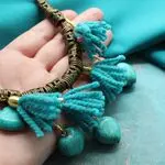 Колье из бирюзы и кисточек