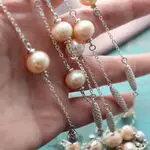 Бусы в стиле коко шанель из жемчуга и цепочек 