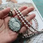 Жемчужное колье с винтажной комеей