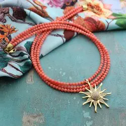 Коралловое ожерелье с подвеской