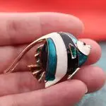Стильные брошки