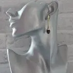 Золотые серьги с черным жемчугом