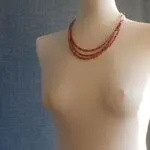 Бусы из серого халцедона и коралла