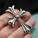 Брошь в виде серебряного креста
