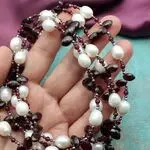 Длинные бусы с крупным жемчугом и гранатами