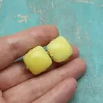 Необычные янтарные серьги
