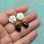 Серьги из резного перламутра и раухтопаза