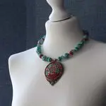 Украшение в этностиле с подвеской из коралла