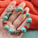 Браслет в бохостиле из коралла и бирюзы