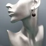 Стильные гранатовые серьги