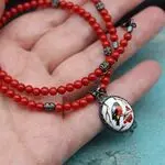 Колье из коралла с подвеской