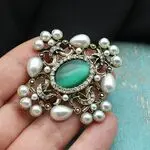 Брошь с жемчугом и кристаллами