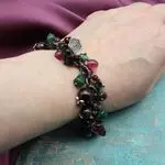 Браслет с подвесками, гранатами, хризопразом