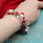 Пышный браслет с жемчугом и кораллами