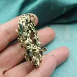 Брошь-подвеска с зелеными камнями