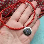 Колье их коралла с подвеской