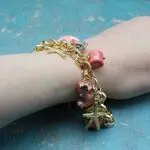 Браслет из цепочек и подвесок с натуральными камнями