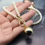 Стильное колье из подвески шара с жемчугом