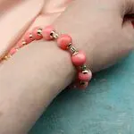 Браслет с розовым кораллом