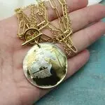 Стильные колье с цепями и подвесками