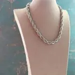 Колье в виде серебряной цепи