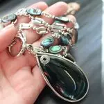 Стильные колье с цепями и подвесками