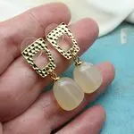 Серьги с золотистым халцедоном