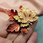 Брошь  с кленовыми листьями