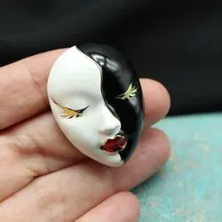 Брошь черно-белая маска