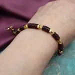 Стильный браслет с гранатами