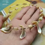 Перламутровые украшения - стильные колье