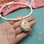 чокер с подвеской из ракушки